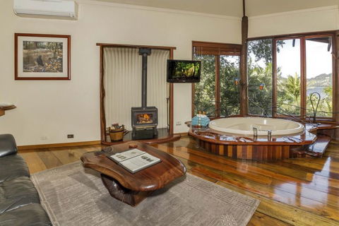 Secrets On The Lake - Accommodation Search 2