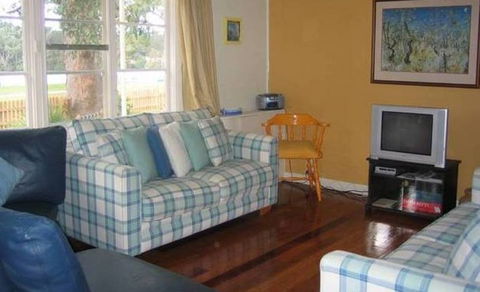 Calm Waters Waterfront Cottages - Accommodation Search 3