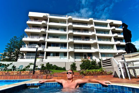 SURFERS CHALET HOLIDAY APARTMENTS - Accommodation Search 0