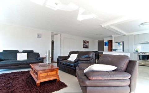 SURFERS CHALET HOLIDAY APARTMENTS - Accommodation Search 2