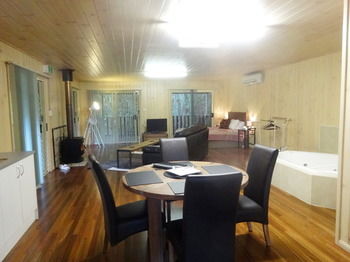 Treetops Accommodation Montville - Accommodation Search 44