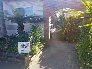 Bentley Waterfront Motel & Cottages - Accommodation Search 0