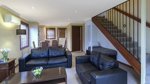 BEST WESTERN Colonial Village Motel - Accommodation Search 1