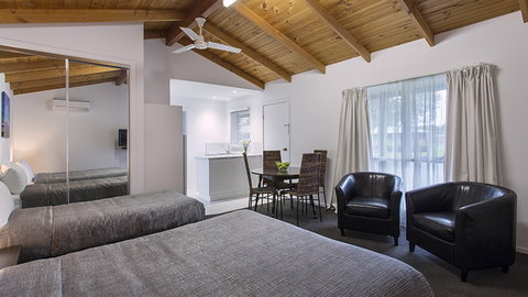 BEST WESTERN Colonial Village Motel - Accommodation Search 2