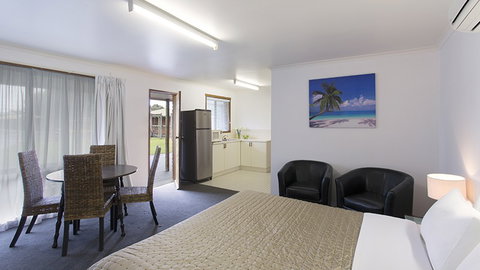 BEST WESTERN Colonial Village Motel - Accommodation Search 4