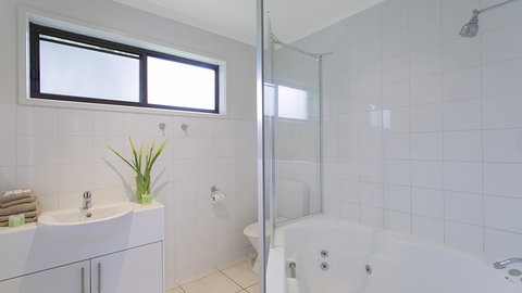 BEST WESTERN Colonial Village Motel - Accommodation Search 5