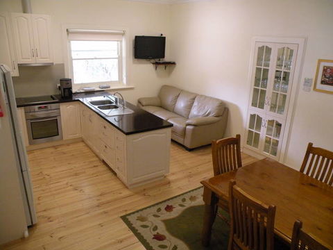 MacDonnell House (Naracoorte Cottages) - Accommodation Search 2