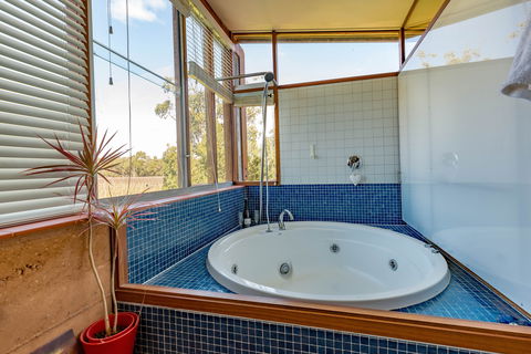 Bettenay's Lakeside Chalets And Luxury Spa Apartment - Accommodation Search 3