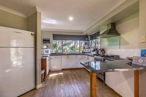 Bettenay's Lakeside Chalets And Luxury Spa Apartment - Accommodation Search 5