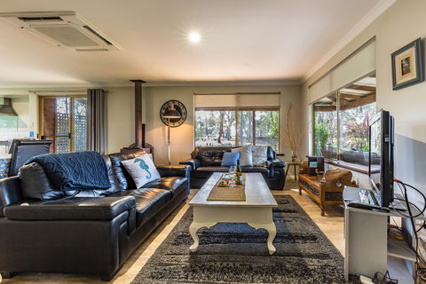 Bettenay's Lakeside Chalets And Luxury Spa Apartment - Accommodation Search 6