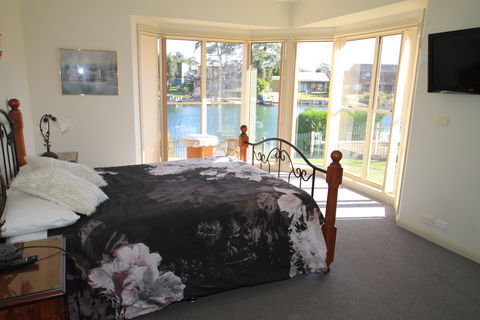 Cormorant Waterfront Home - Accommodation Search 1