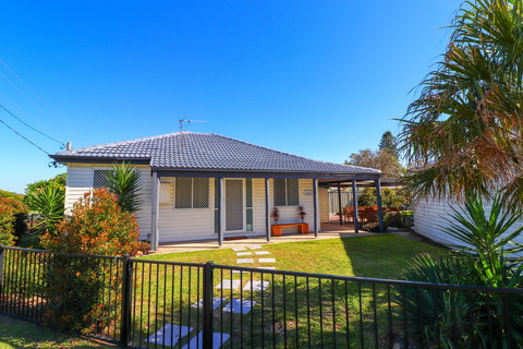 Beachside Cottage At Blacksmiths - Accommodation Search 0