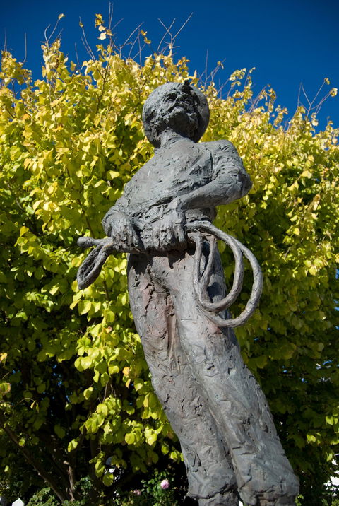 Alexander Cameron Statue - Accommodation Search 1