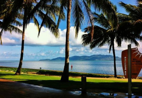 Harolds Seafood On The Strand - Accommodation Search 0