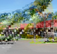 Pines Country Club Motor Inn