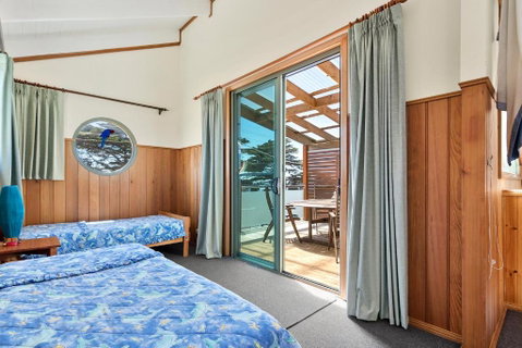Black Dolphin Waterfront Townhouse Bay Views - Accommodation Search 3