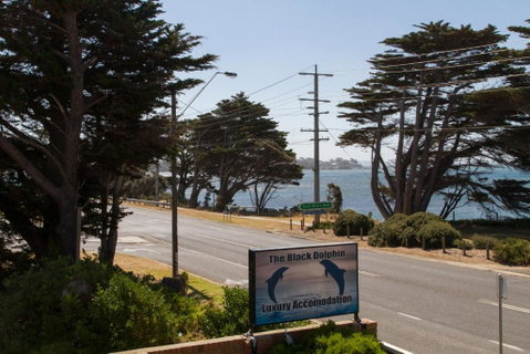 Black Dolphin Waterfront Townhouse Bay Views - Accommodation Search 6