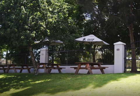 Bateau Bay Hotel - Accommodation Search 0
