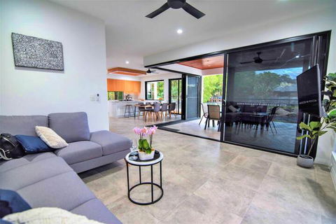 Isle Be Back Waterfront Luxury With Pool - Accommodation Search 7