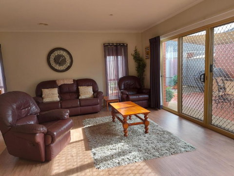 Annesley Central - Accommodation Search 4