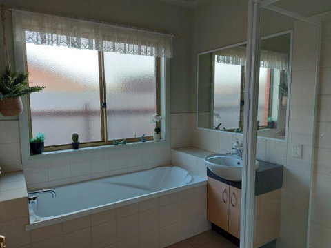 Annesley Central - Accommodation Search 7