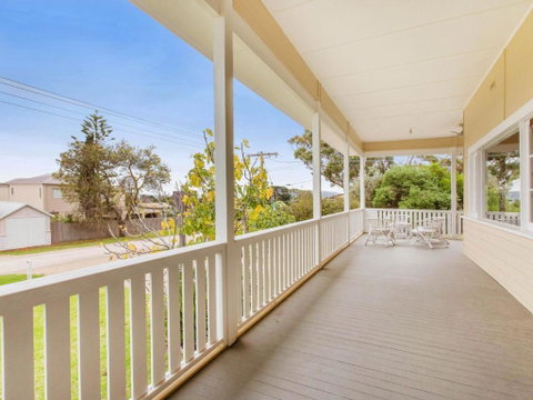 BEACHSIDE GETAWAY DROMANA - Accommodation Search 5