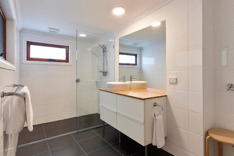 DOLPHIN LOOKOUT COTTAGE Amazing Views Of The Bay Of Fires - Accommodation Search 1