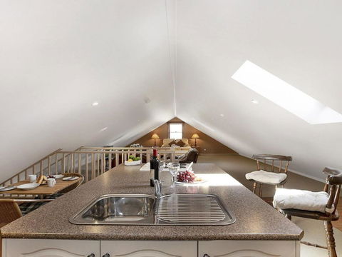 Old Mansfield Loft Gardens Gazebo & Getaways - Accommodation Search 3