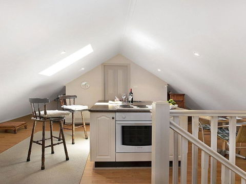 Old Mansfield Loft Gardens Gazebo & Getaways - Accommodation Search 5