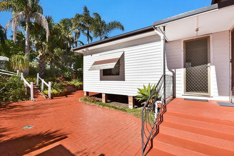 Lakeside Cabin & House - Accommodation Search 1