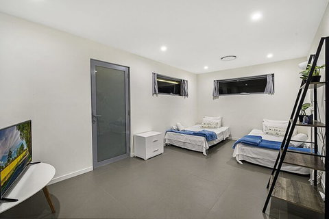 Just In Paradise Waterfront 5 Bedroom Deluxe House Central Broadbeach Location - Accommodation Search 6