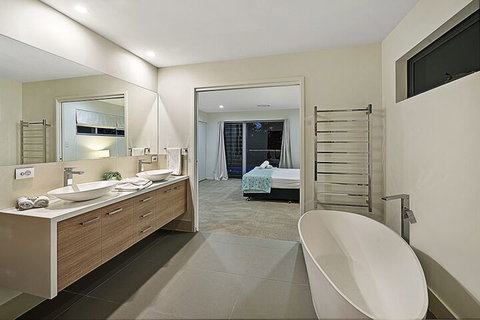 Just In Paradise Waterfront 5 Bedroom Deluxe House Central Broadbeach Location - Accommodation Search 7