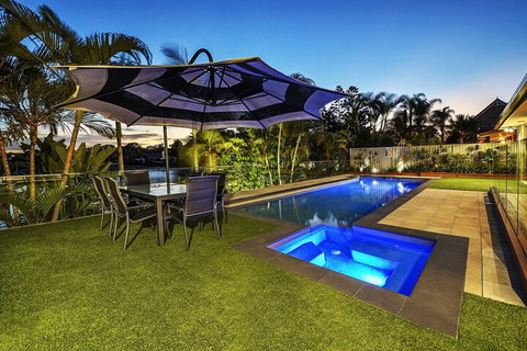 Just In Paradise Waterfront 5 Bedroom Deluxe House Central Broadbeach Location - Accommodation Search 2