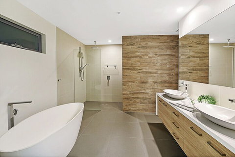 Just In Paradise Waterfront 5 Bedroom Deluxe House Central Broadbeach Location - Accommodation Search 4