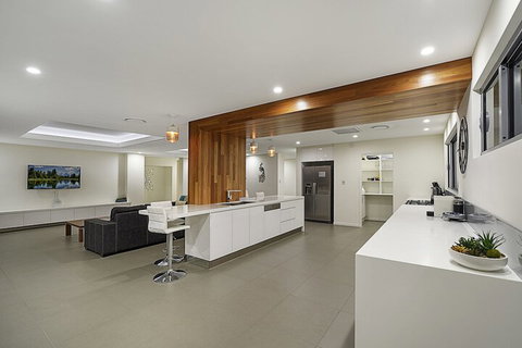 Just In Paradise Waterfront 5 Bedroom Deluxe House Central Broadbeach Location - Accommodation Search 3