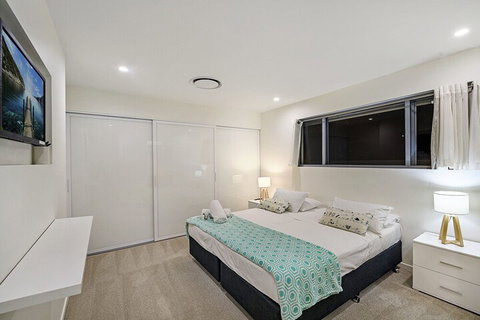 Just In Paradise Waterfront 5 Bedroom Deluxe House Central Broadbeach Location - Accommodation Search 5