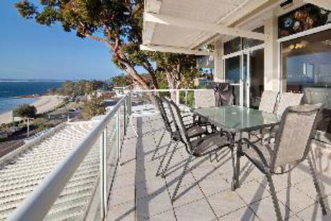 3 Bedroom House Classic View 2 / 49 Victoria Parade FREE WIFI - Accommodation Search 3