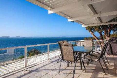 3 Bedroom House Classic View 2 / 49 Victoria Parade FREE WIFI - Accommodation Search 0