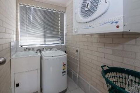 3 Bedroom House Classic View 2 / 49 Victoria Parade FREE WIFI - Accommodation Search 2