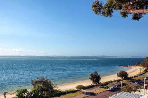 3 Bedroom House Classic View 2 / 49 Victoria Parade FREE WIFI - Accommodation Search 4