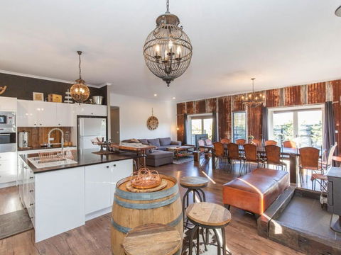 Oak & Barrel / 7 Twynam Street - Accommodation Search 4