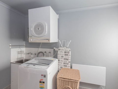 Oak & Barrel / 7 Twynam Street - Accommodation Search 1