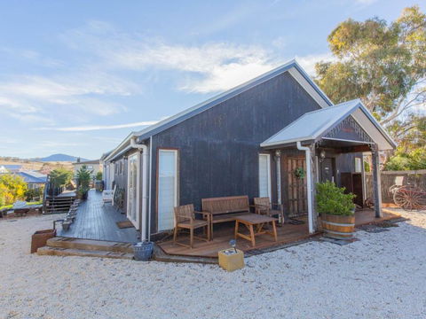 Oak & Barrel / 7 Twynam Street - Accommodation Search 2