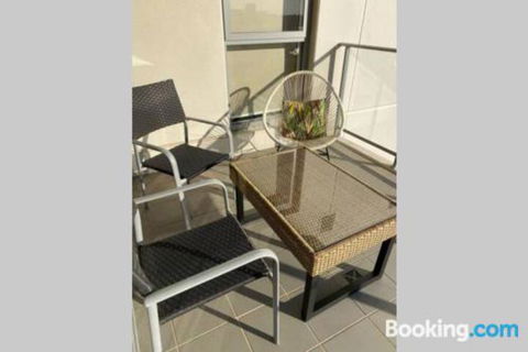 SKY GARDENS SUNSET RIVER VIEW NETFLIX WINE PARKING - Accommodation Search 3