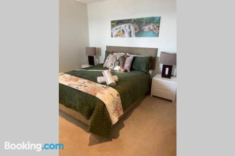 SKY GARDENS SUNSET RIVER VIEW NETFLIX WINE PARKING - Accommodation Search 5