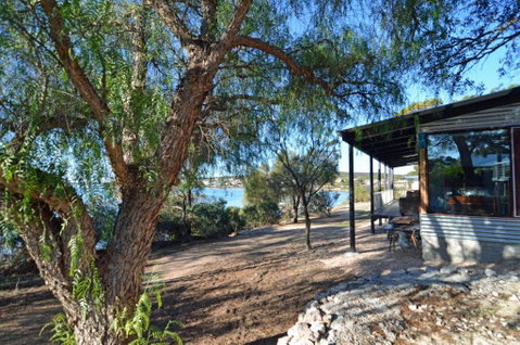 CDC 625 Beach House Incl.rear 2BR Studio - Accommodation Search 3