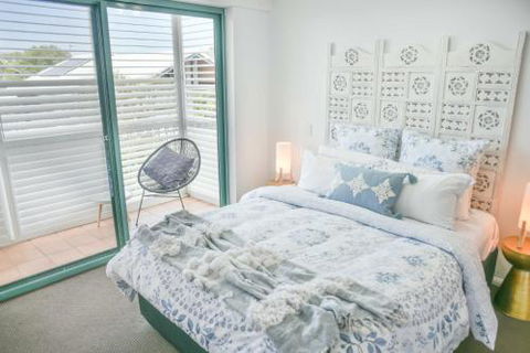 Ocean Front Moffat Beach Private Rooftop Terrace Walk To Cafes Restaurants - Accommodation Search 3