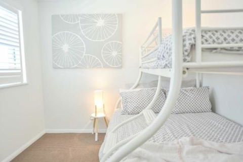 Ocean Front Moffat Beach Private Rooftop Terrace Walk To Cafes Restaurants - Accommodation Search 2