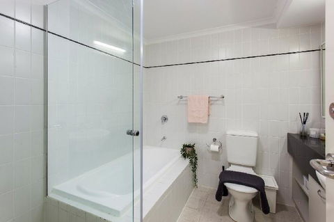 A Comfy 2BR Home Top Location FREE Parking - Accommodation Search 5