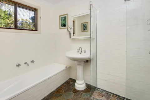 Hillsborough Cottage - Accommodation Search 3